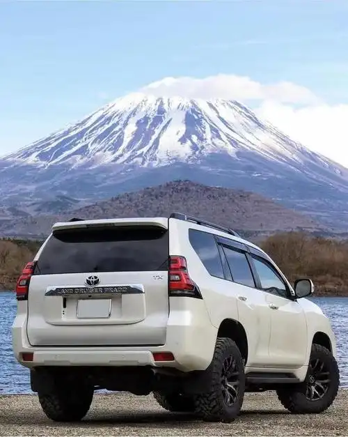 普拉多是丰田旗下一款中大型suv,在国内外都有着较高的知名度,"霸道"