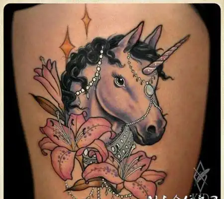 大腿上的独角兽百合纹身图案