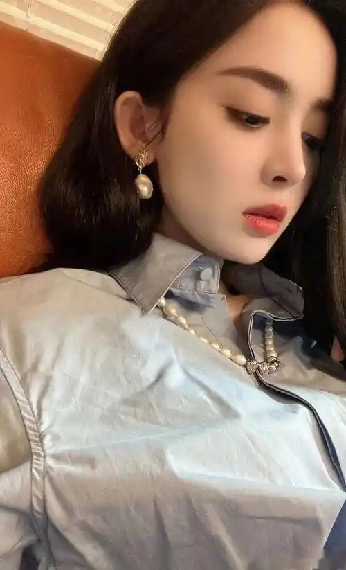 古力娜扎晒出一组近期自拍,她无惧镜头直接怼脸拍,五官精致颜值超高