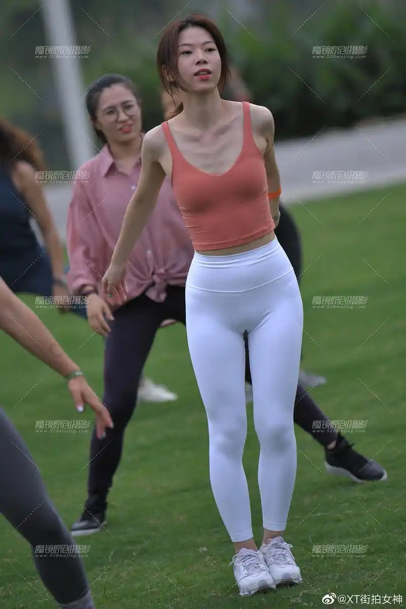 紧身白裤的魅力,谁能拒绝呢?