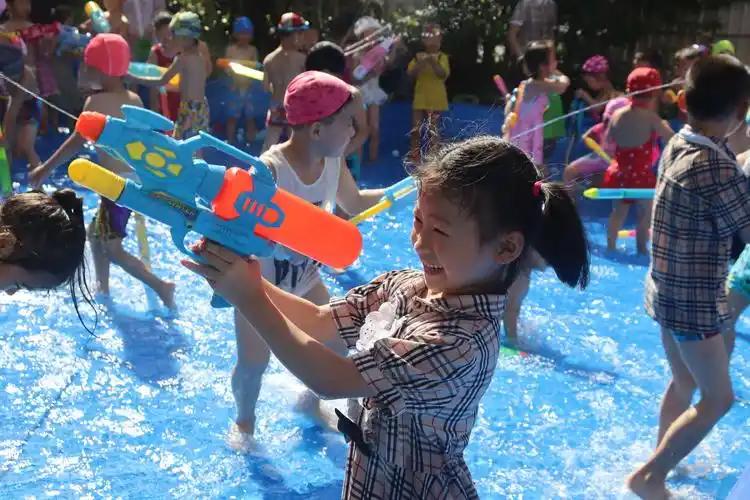 "噗通"一"夏"布朗风幼儿园kd1班第四届戏水节清凉来袭