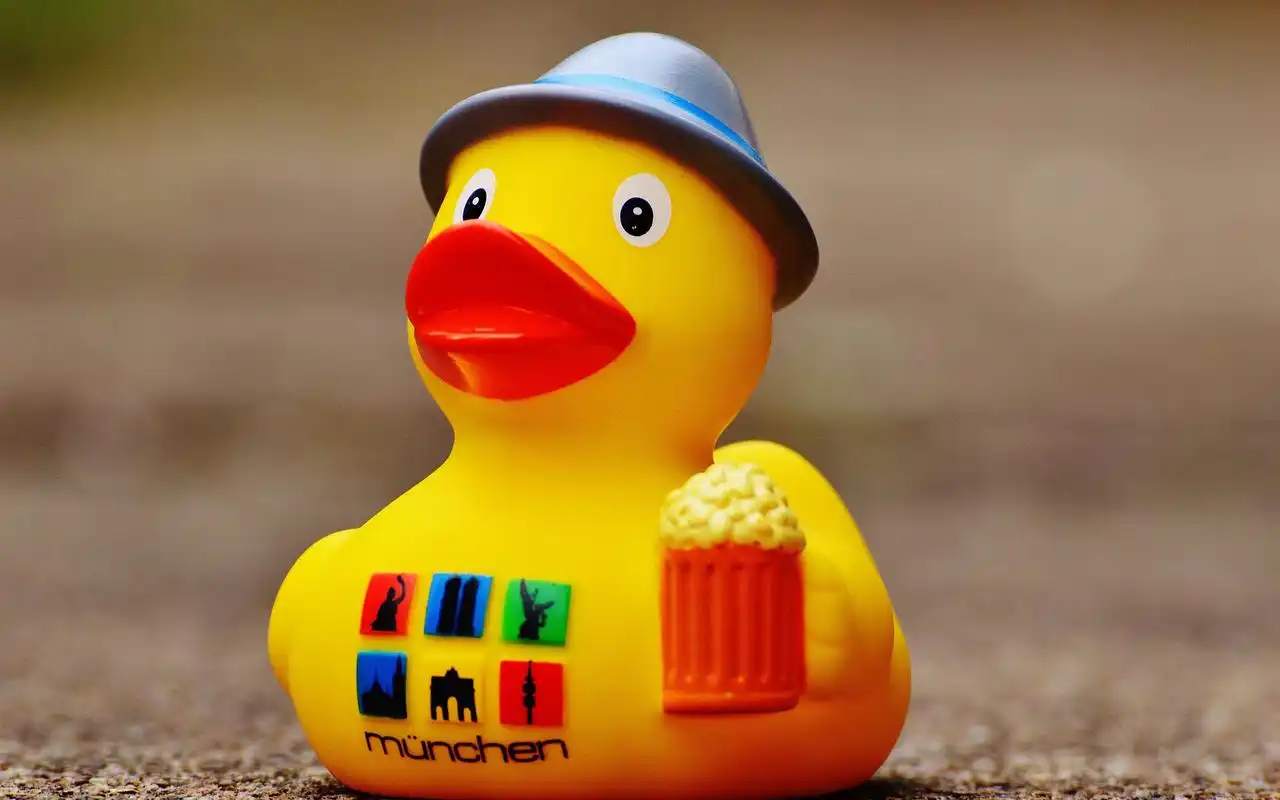 小黄鸭可爱创意玩具图片桌面壁纸