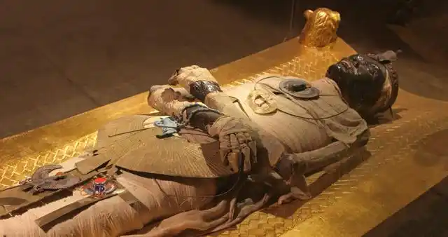 制作木乃伊在古代世界是一项广泛而受人尊敬的传统,充满了深刻的宗教