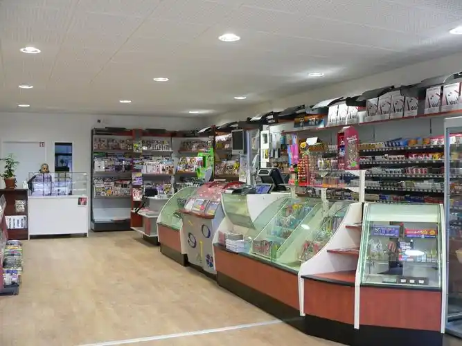 超市门店的储物柜装修效果图