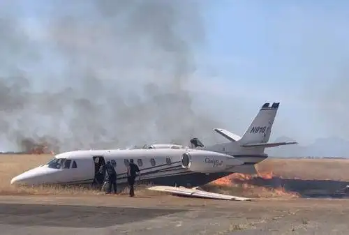小飞机中断起飞起火燃烧机上载10人