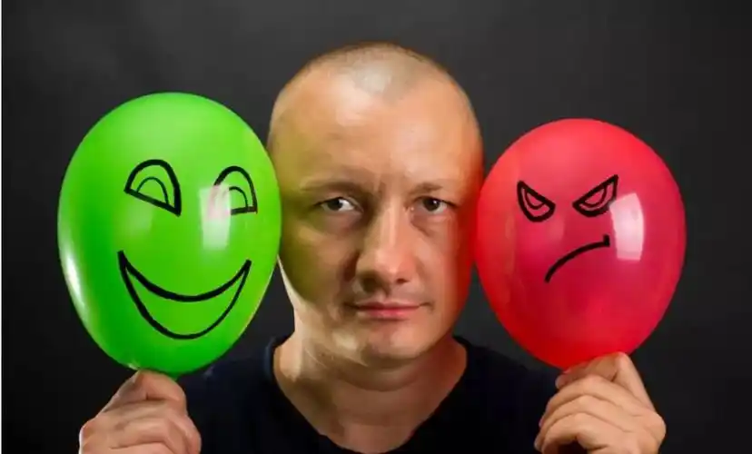 普通人爱嘲笑别人,幽默高手笑自己,自嘲原来是一种境界!