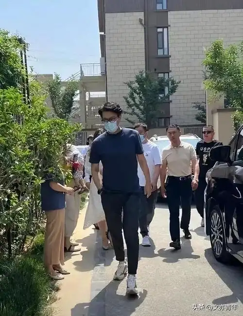 46岁靳东家庭剧照!亲妹身材高挑和他共用一张脸,外甥女五官精致