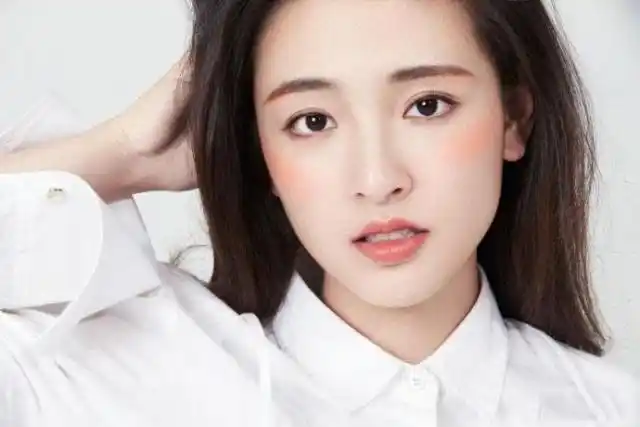 单个的丹凤眼是很吸引人的,但是说到最受欢迎最惹眼的眼睛,那我觉得杏