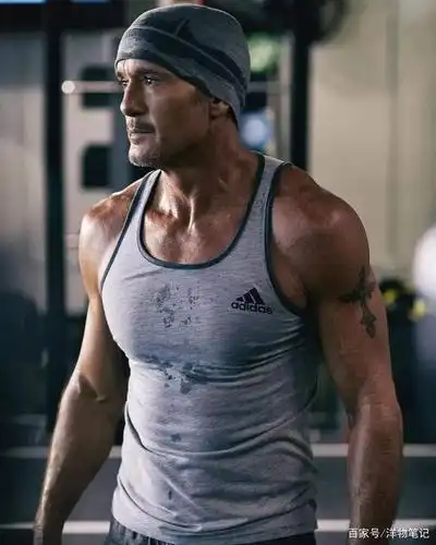 速来舔屏!这完美的肌肉线条啊……胡兵50岁了?