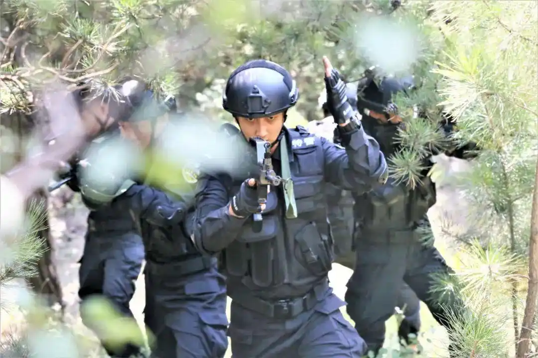帅呼和浩特铁路公安特警实战大练兵多图燃爆来袭