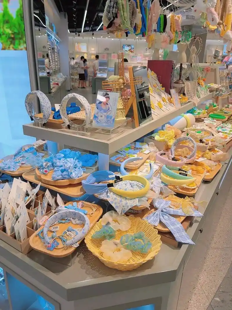 饰品陈列.饰品的分类也很重要,可以按照颜色,材质,款式等分类 - 抖音