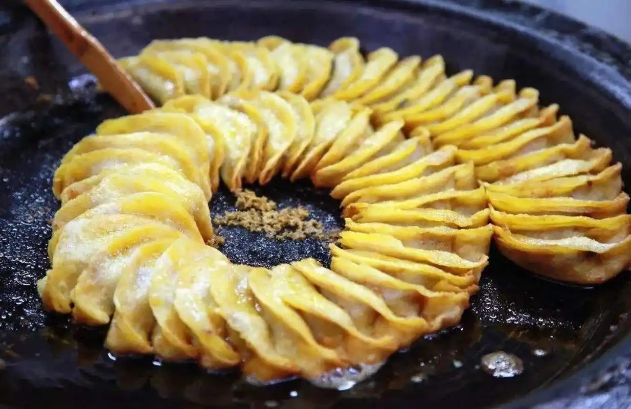 创业指南:实力美食七家湾牛肉锅贴 97七家湾牛肉锅贴:外观焦黄