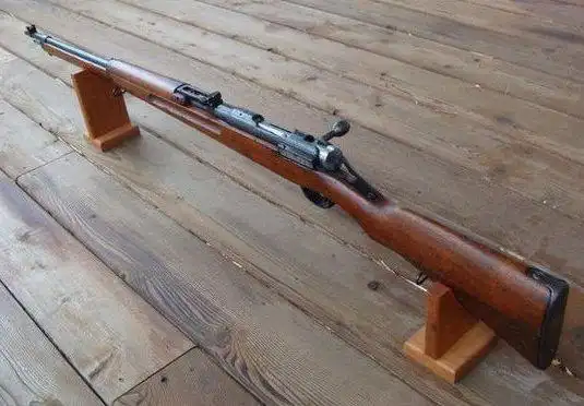 首先是长度方面,三八式步枪枪长超过1.2米,加上刺刀后可达1.6米.