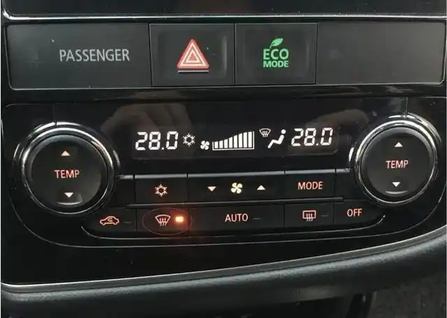 天气越来越凉,开车时玻璃雾化你还在用抹布吗,这一按钮疾速除雾