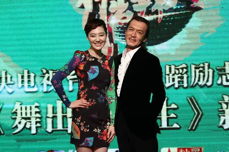 女主持王冠:和曹可凡传绯闻,被李咏器重,39岁未婚成母亲心病_赵忠祥