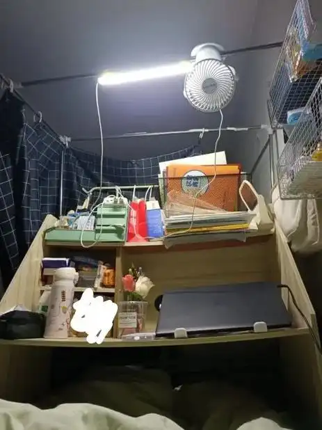 女大学生实在忍受不了宿舍的臭味后… .