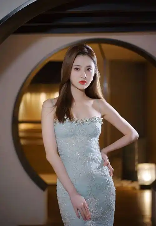 前段时间《我们这十年》开播,张慧雯也终于迎来了一波人气小高潮,成功