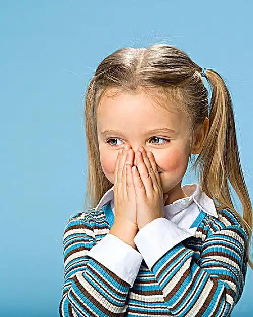 小女孩,捂嘴图片_小女孩,捂嘴高清图片_全景视觉