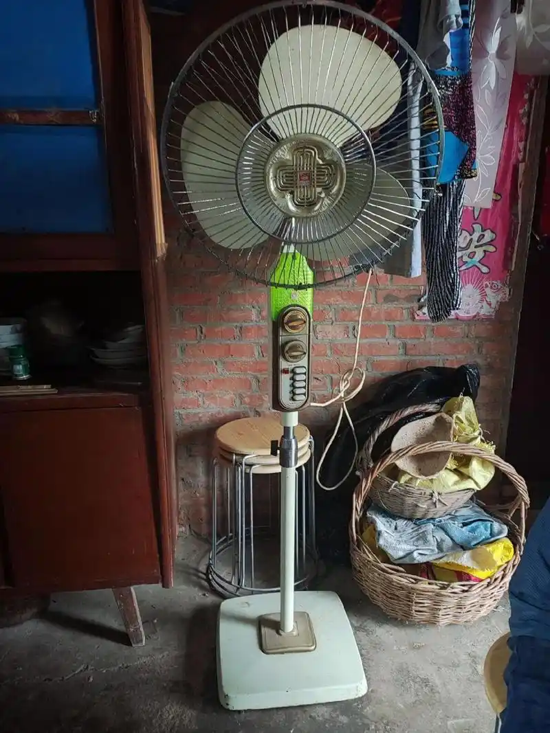 四十多年前的长城牌电风扇还在用,当时买240多块钱,重量抵上现在的电