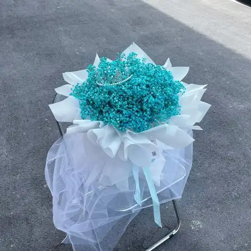 蓝色满天星花束