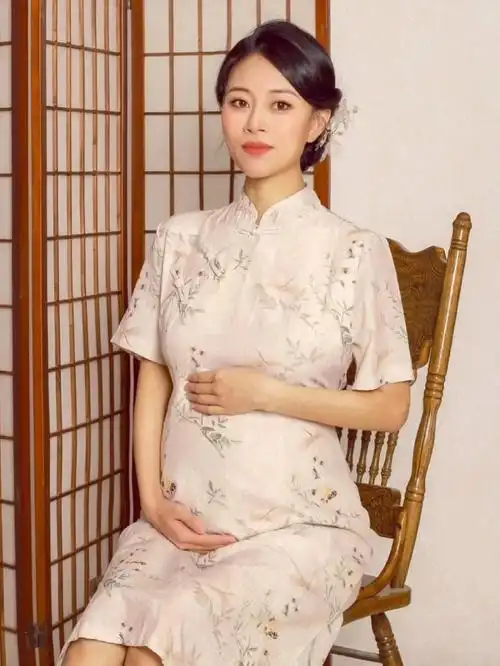 怕露肚子不好发朋友圈就拍旗袍孕妇照