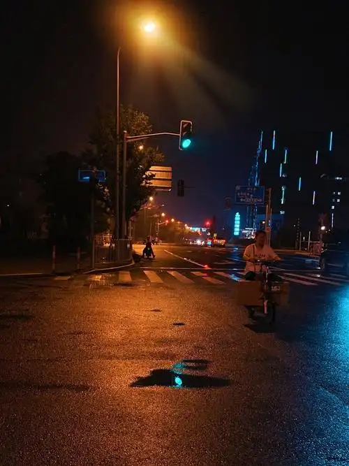 晚上极宜让人伤感你觉得呢