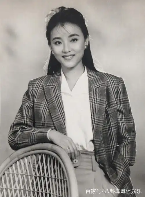 看了杨澜年轻时的照片,再看她现在的模样,这才是优雅了一辈子