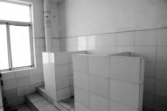 劳动路205号的筒子楼(上图),以及楼里常见的楼梯间厕所(下图).