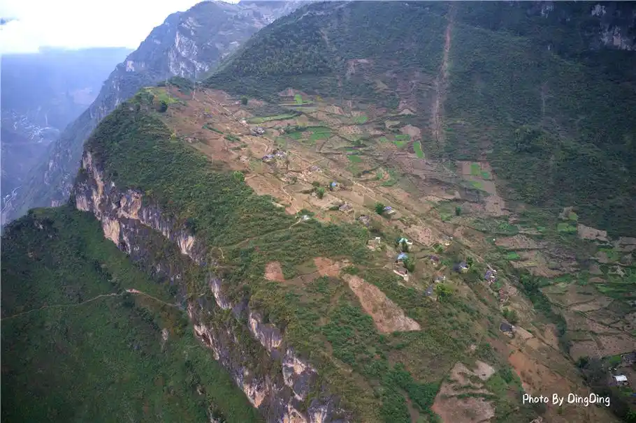 大凉山的悬崖村获300多万修梯,天天走不绕路的天梯,为何不搬迁