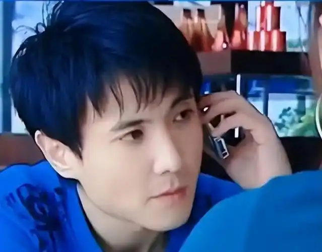 在军艺学习期间,沈腾便凭借出众的颜值在校园内赢得了众多女粉丝的