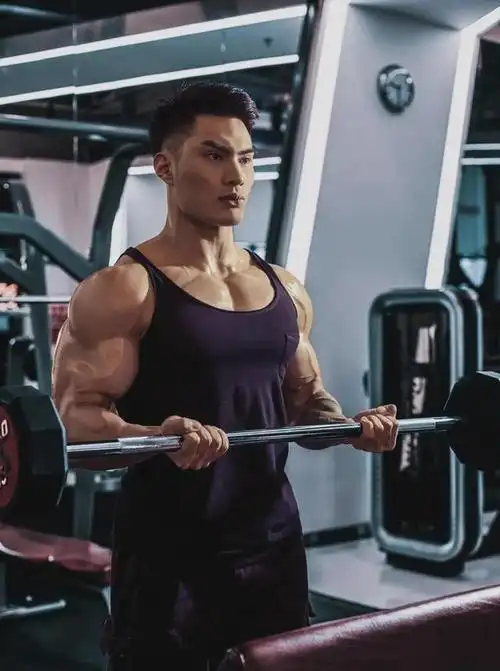 从网瘾少年到健身大佬他的e杯胸肌男默女泪