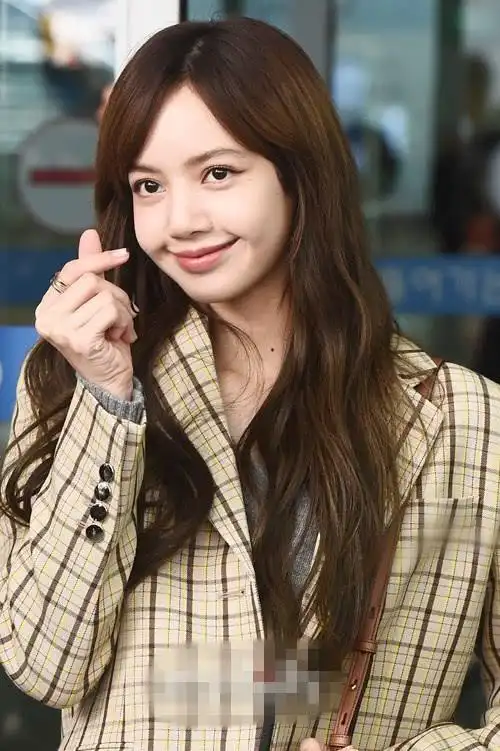 lisa斜刘海不同发型同样美貌 "人间芭比"简直太好看!【组图】