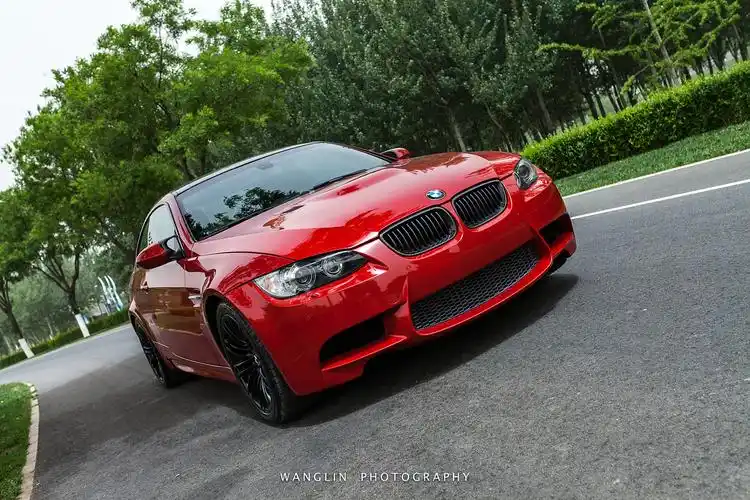 红色宝马m3高性能运动车