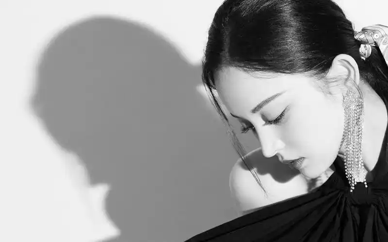 古力娜扎丝巾马尾高清桌面壁纸