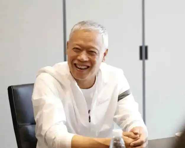 1969年,黄光苗出生在汕头濠江区达濠岛的珠浦村,和联泰系创始人黄振达