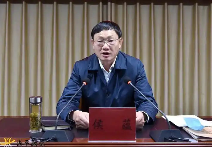 县委副书记尹永彪主持会议.