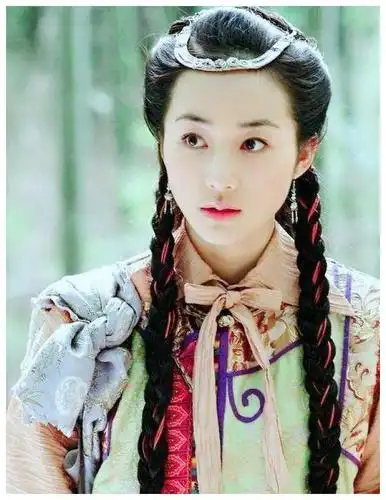 《盲侠金鱼飞天猪》中韩雪饰演的段雪语,温婉娴淑,由于出身皇族,举止