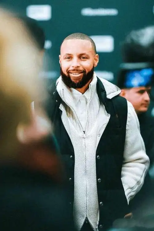 从照片中可以看到,库里换了寸头新发型.