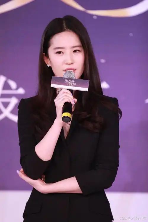 10位娱乐圈人气最高小花女明星,赵丽颖杨紫杨幂上榜,谁更漂亮?