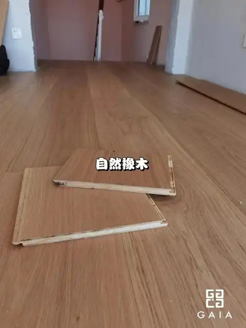 安装现场新鲜出炉自然橡木三层实木地板