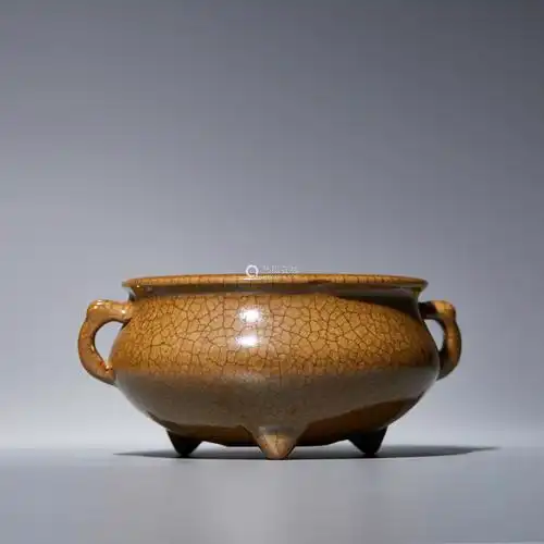 清乾隆 黄哥釉双耳三足香炉