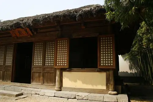 印象最深的是一座宋代民居建筑,古朴雅致,榫卯结构,草帘为顶,纸糊木窗