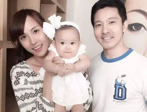 他13岁就出来打工女儿拥5国血统今42岁成冻龄奶爸