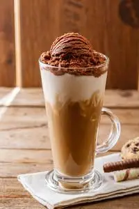 冰的咖啡牛奶和巧克力冰淇淋照片