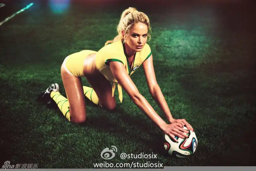 《花花公子》女郎绿茵场造势致命诱惑