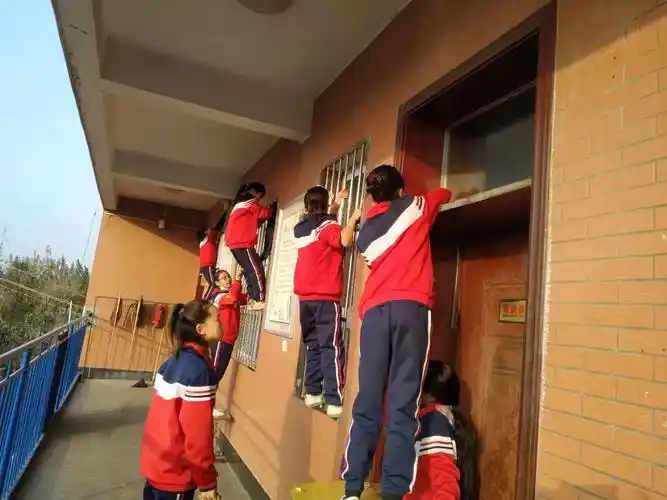 清洁校园 美化环境——铜冶镇东积善学校开展校园清洁卫生大扫除活动