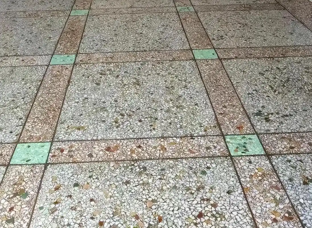 回顾"水磨石",作为一种高端地面装饰材料,曾掀起一股时尚潮流