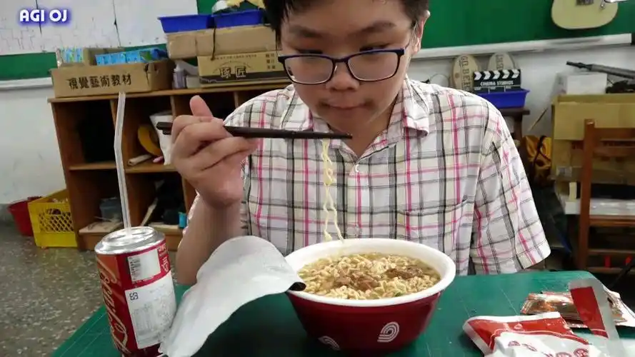 【上课吃零食!】只有你想不到!没有奇人做不到!