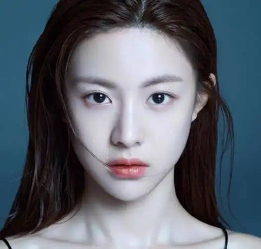 聪明,所以小女孩眼睛清澈明亮有神,说明她不光是单纯的.