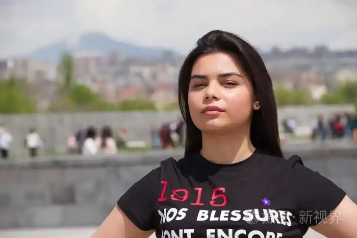 用流动的亚美尼亚美女穿着一件t恤在亚美尼亚种族灭绝的头发